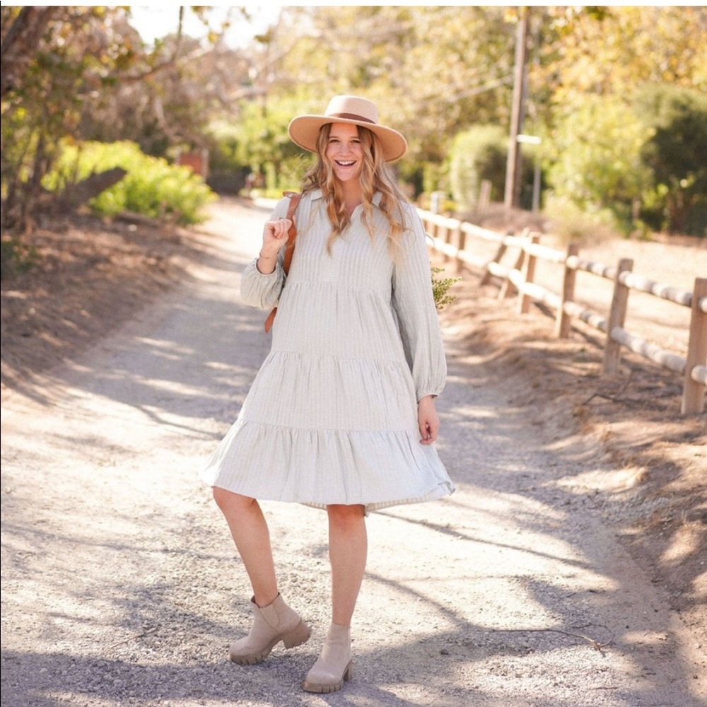 SOLD Carly Jean Los Angeles Lonnie Dress - Picture 2 of 6